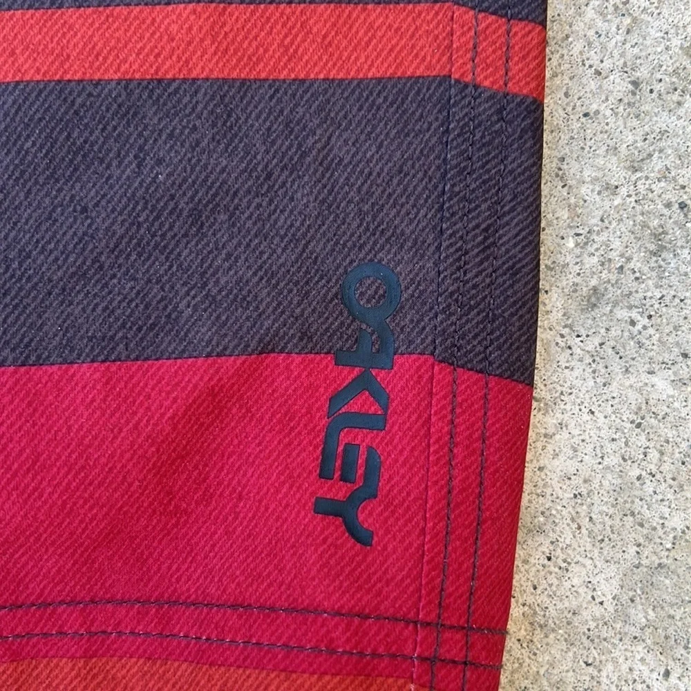 💚Oakley Red Stripe Mens Zulu Boardshort Size 34